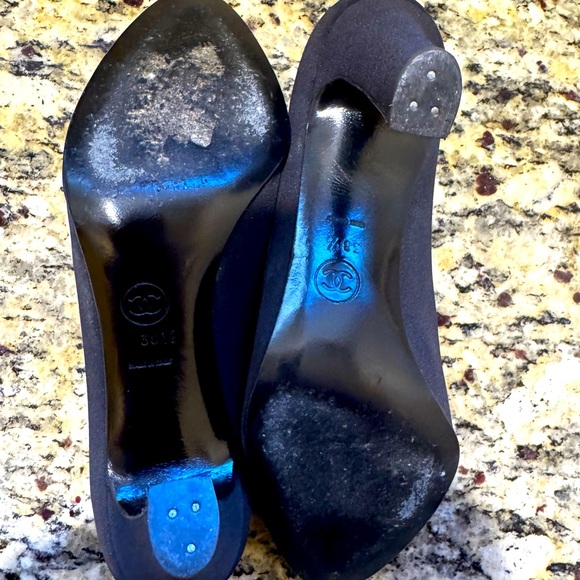✨Gorgeous authentic Chanel classic black pumps. Capped toe ✨Excellent condition! - Picture 6 of 6